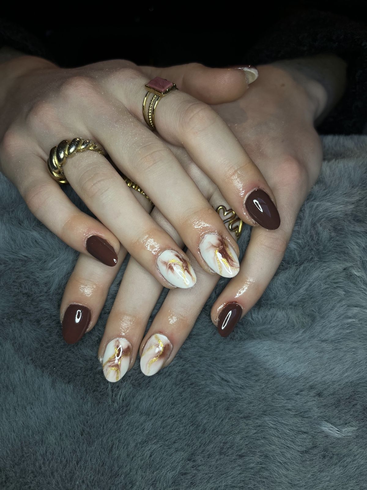 Amandelnagels in chocoladebruin en wit marmer met gouden accenten