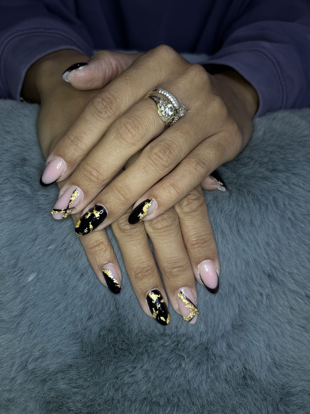 Nude amandelnagels met zwarte en gouden accenten