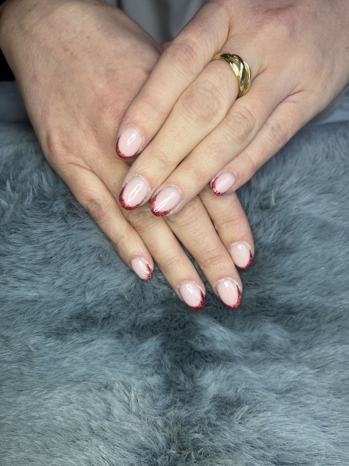 Natuurlijke nude nagels met een fijne donkerrode french