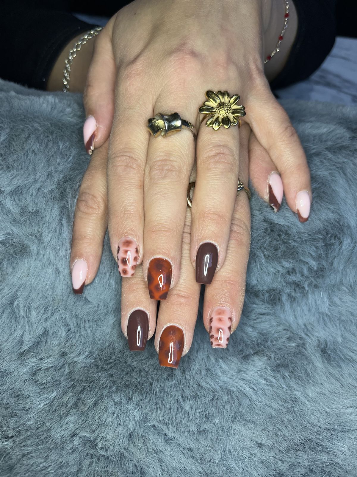 Vierkante nagels in chocoladebruin, oranje en een roze panterprint