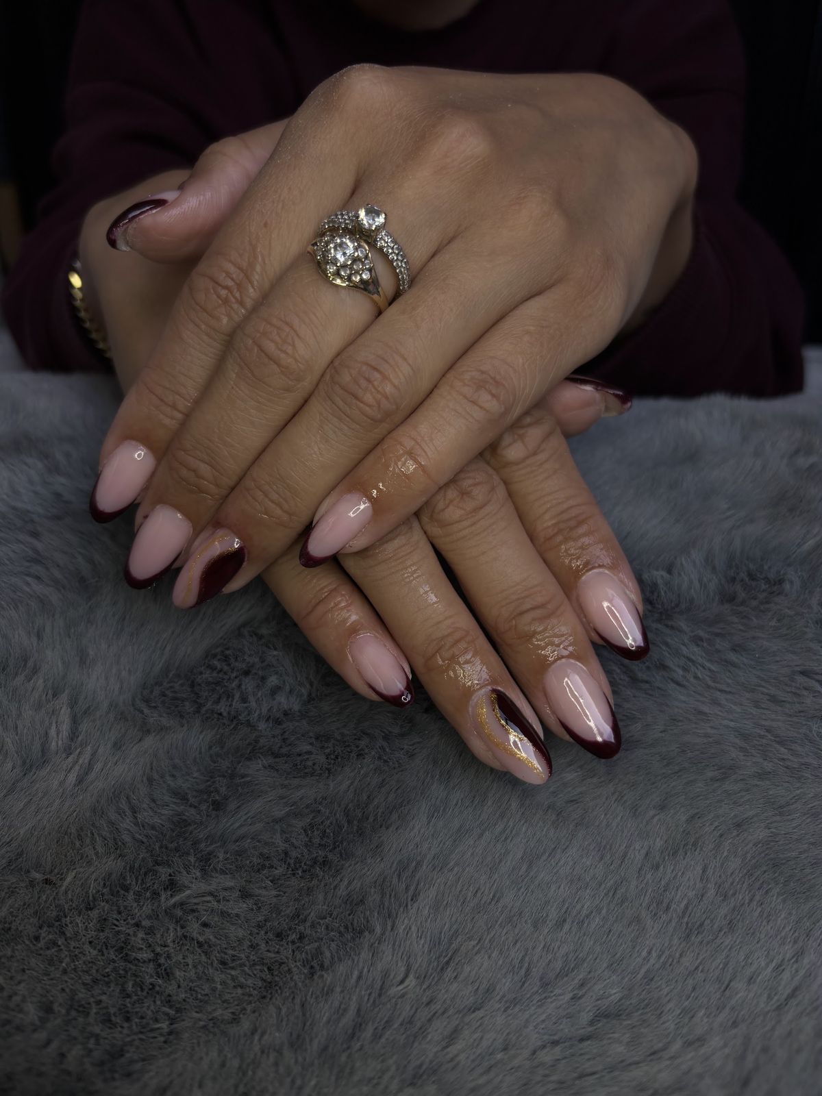 Nude amandelnagels met een donkerbruine french